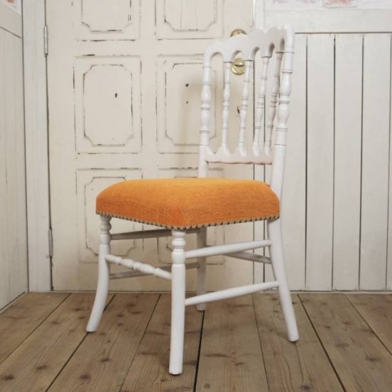 アンティーク調 ナポレオンチェア レトロな白家具 座面オレンジ