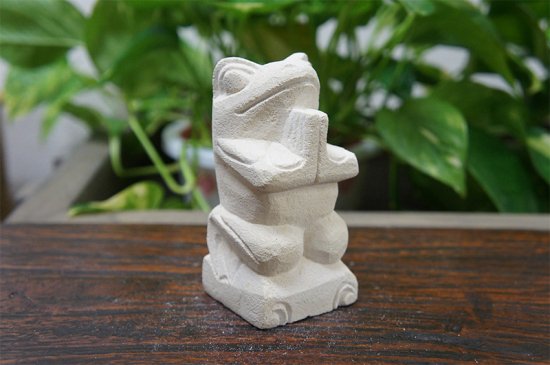 パラス石 石彫り バリ島 アジアン オブジェ 置物 カエル 10cm (お願い正面)