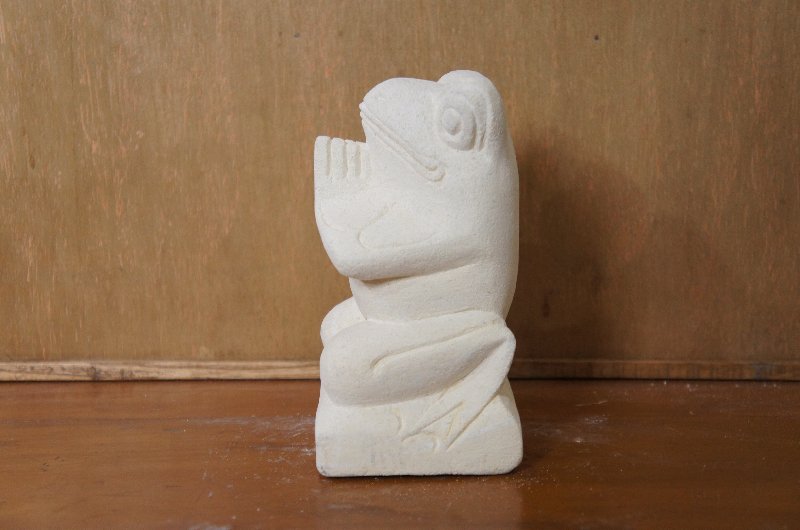パラス石 石彫り バリ島 アジアン オブジェ 置物 カエル 15cm (お願い正面)