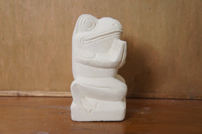 パラス石 石彫り バリ島 アジアン オブジェ 置物 カエル 15cm (お願い右向き)