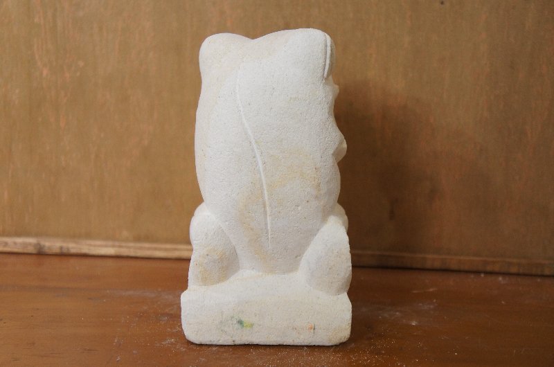 パラス石 石彫り バリ島 アジアン オブジェ 置物 カエル 15cm (プルメリア手持ち右向き)