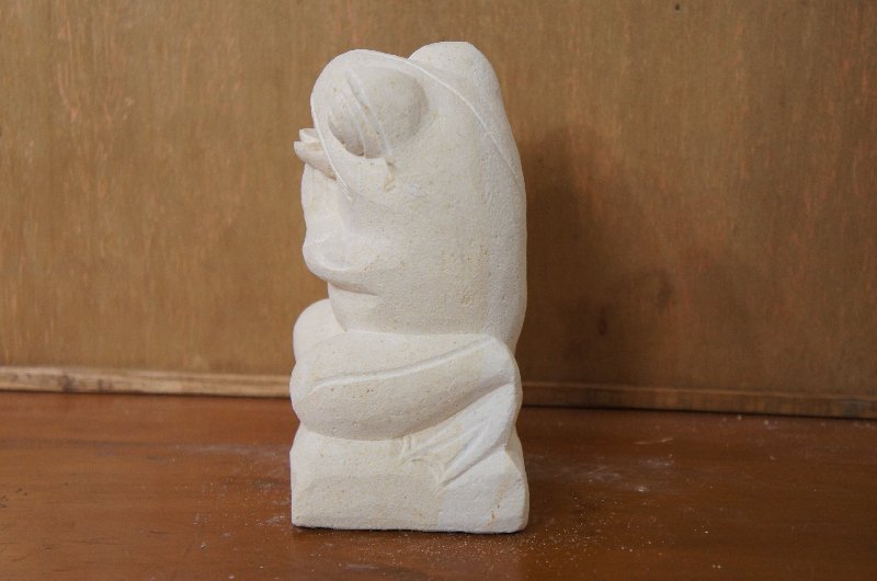 パラス石 石彫り バリ島 アジアン オブジェ 置物 カエル 15cm (プルメリア手持ち右向き)