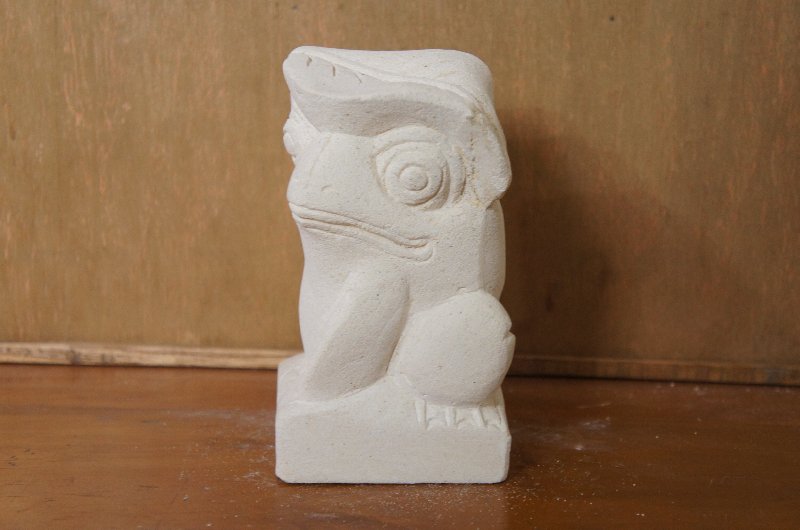 パラス石 石彫り バリ島 アジアン オブジェ 置物 カエル 15cm (葉っぱの傘左向き)