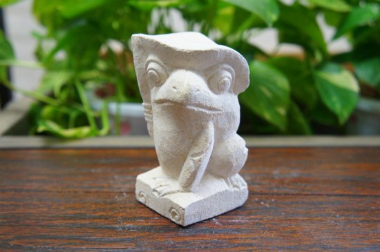 パラス石 石彫り バリ島 アジアン オブジェ 置物 カエル 10cm (葉っぱの傘左向き)