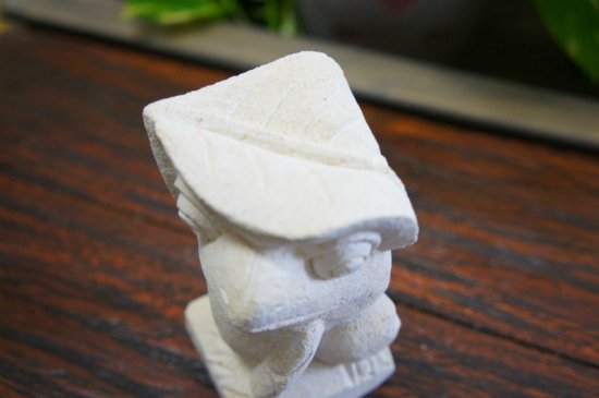 パラス石 石彫り バリ島 アジアン オブジェ 置物 カエル 10cm (葉っぱの傘左向き)
