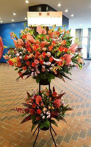 埼玉会館へコンサートの御祝いにお届けスタンド花 武蔵浦和の花屋 花光