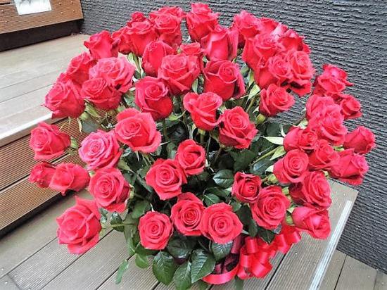 デザイナーお任せ赤バラプロポーズ１０8本フラワーアレンジメント 生花 サイズｗ５０ ｄ４０ ｈ７０ 花はま オンラインショップ