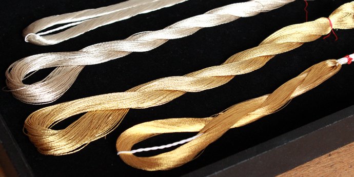 石渡明子さんが作る「Stitch（スティッチ）」のジュエリー作品に使用されている金銀糸
