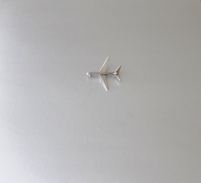 堀井和子さんの小型飛行機の形のブローチ