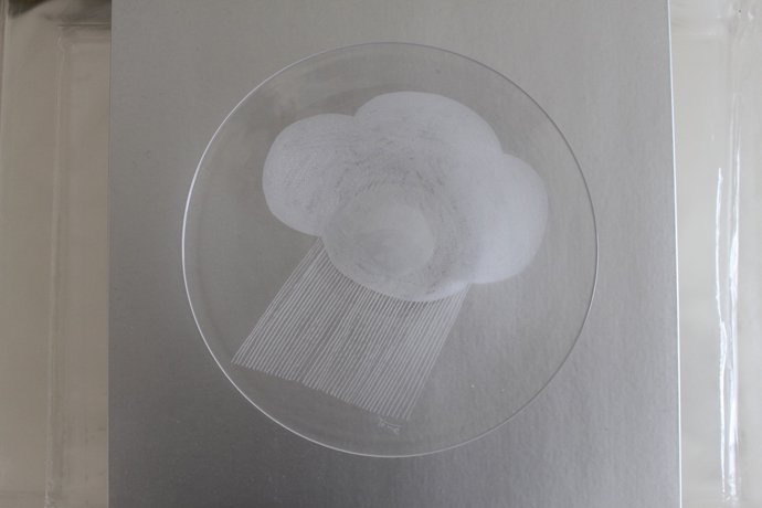 安達知江さんの雲と雨のガラス皿