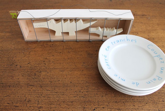 堀井和子さんの企画展作品「ワニの親子」とケーキ皿