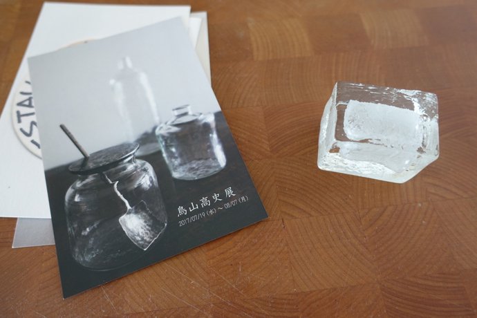 鳥山高史さんのガラスの直方体のオブジェと展示会DM