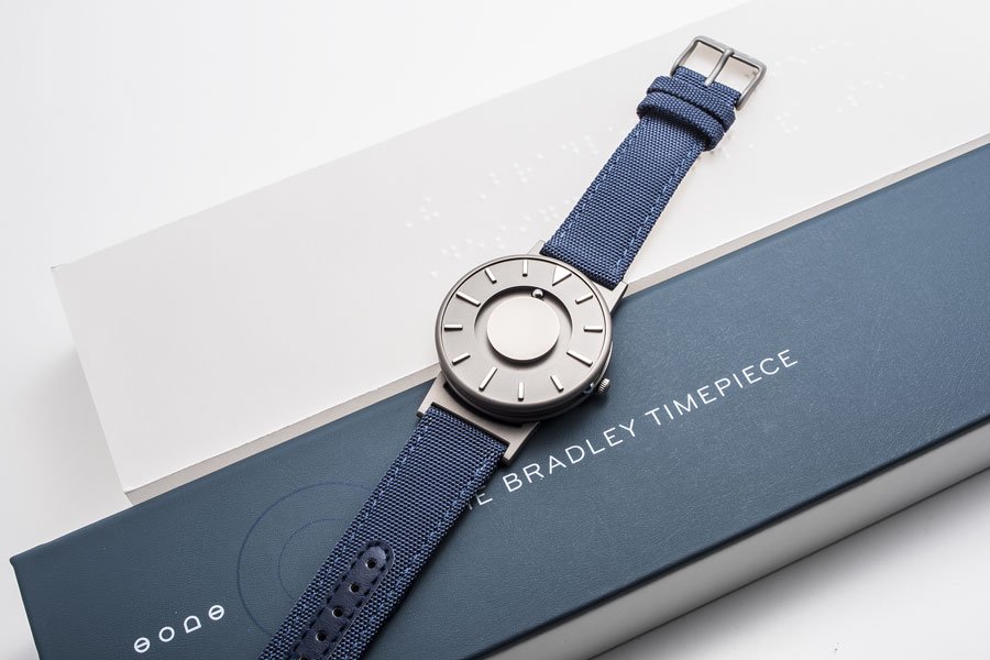 手で触れる時計】手で触って時間を知る革新的なデザインウオッチ 
