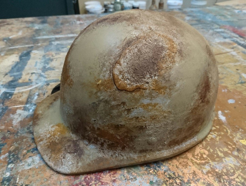 鉄製で錆びて朽ちた雰囲気の陸軍チックヘルメット - 塗り方・塗装DIY