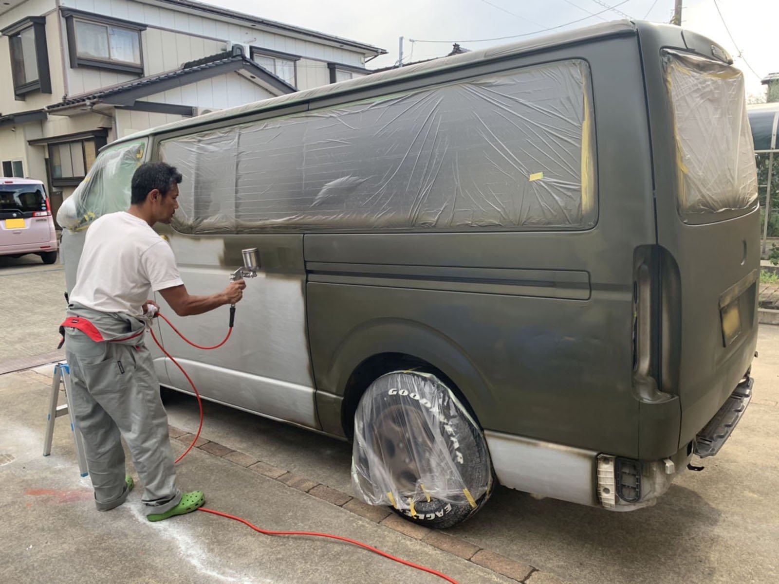 トヨタ ハイエースをオリーブドラブで全塗装！ - 刷毛（ハケ）・ローラーで車をDIYで全塗装しよう！