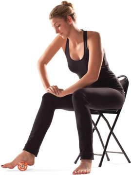 足裏をローリングすることで、足裏から体背筋を経由し頭部に繋がる筋膜の動きを柔軟にし、筋膜の癒着を解消