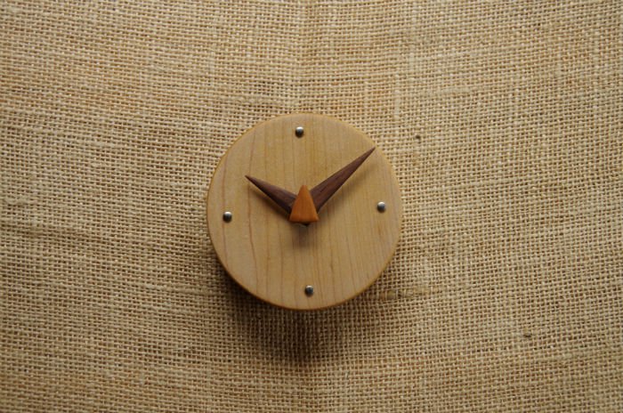 メープル材の木製の丸型時計