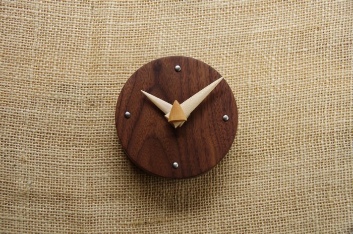 ウォールナット材の木製の丸型時計