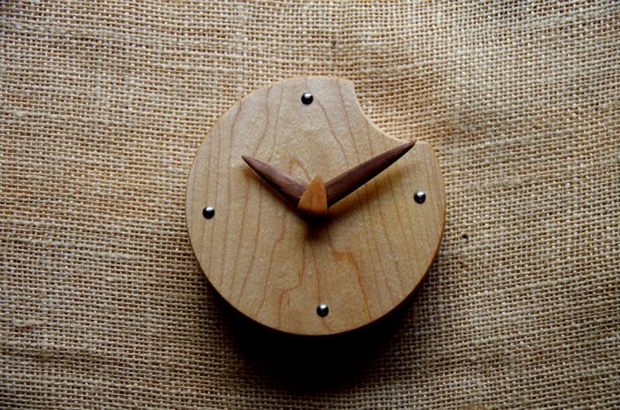メープル材の木製の月型時計