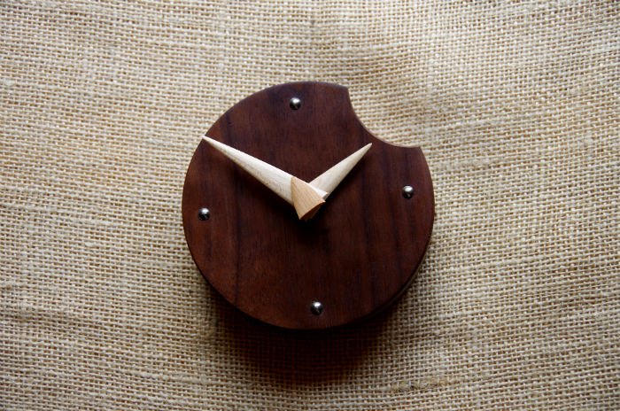 木の月型時計・ウォールナット材