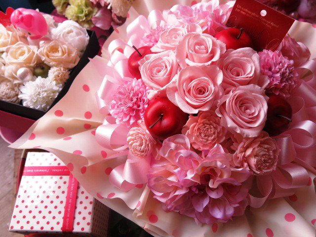 プリザーブドフラワーリース 春らしい ピンクのバラ 白とピンクの小花もいっぱい ギフト プレゼント