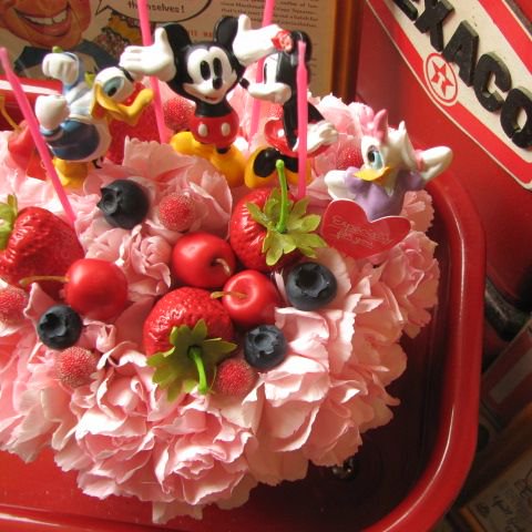 誕生日のプレゼント 花で作るケーキ フルーツいっぱいのフラワーアレンジメント ミッキーミニードナルドデージー