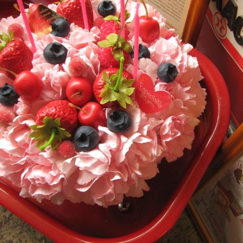 バースデー 誕生日のプレゼント お花で作るフラワーケーキ いちご入りのフラワーアレンジメント