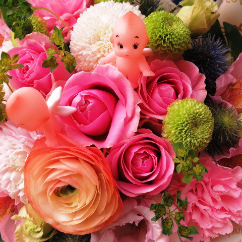 キューピー人形入り 出産祝いに 花を フラワーアレンジメント