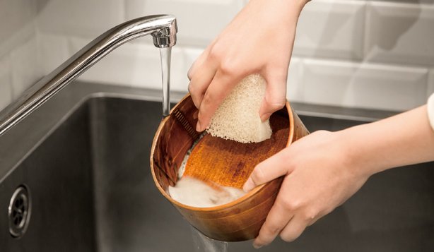 日頃のお手入れは普通の食器と同じように洗剤とスポンジで洗うだけ。