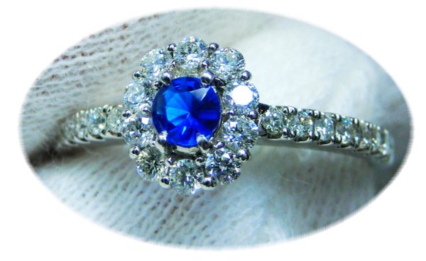 アウイナイト0.10ctのコバルトブルーが鮮やかなので周りに白いダイヤモンドを取り巻きエタニティリングにぴったり寄り添うようなデザインに纏めました