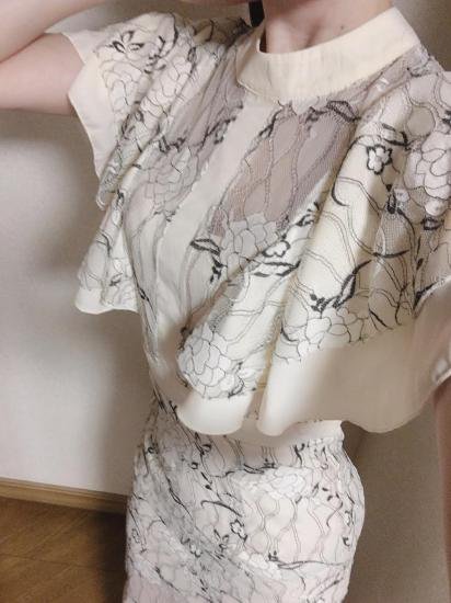 【即納】透け感シースルーの花柄が大人かわいいフリルショルダーのタイトドレス
