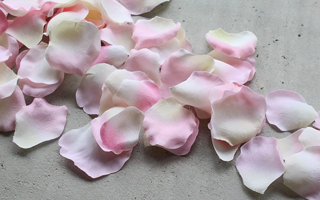 バラの花びらピンク系造花