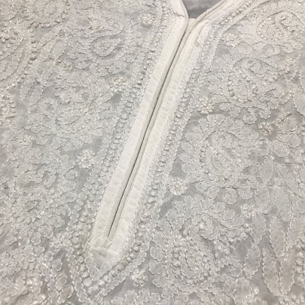 チカンカリ刺繍 ロングクルタ ホワイト Mサイズ - インドのファッションアイテム・雑貨の通販 チャンドニー