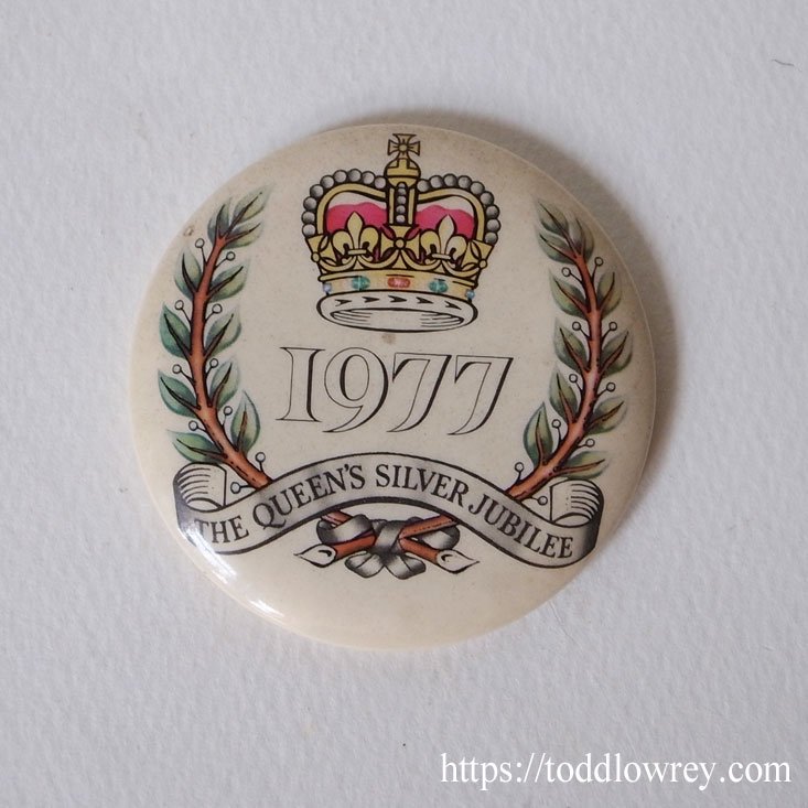 エリザベス女王即位25周年を祝う / Vintage Badge The Queen's Silver Jubilee 1977 - Todd  Lowrey Antiques