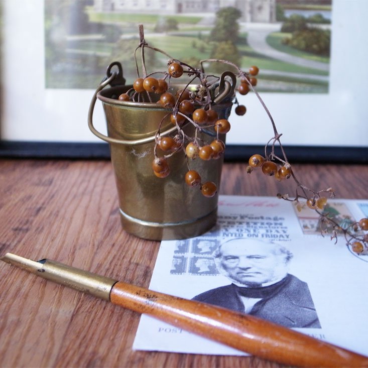 小さいバケツに何をいれよう Antique Brass Miniature Bucket Todd Lowrey Antiques