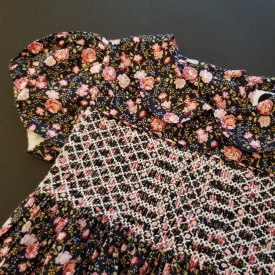 イギリス クエスチョンエブリシング Rosaスモッキングワンピース 一針一針 手刺繍で仕上げた スモッキングワンピース専門店