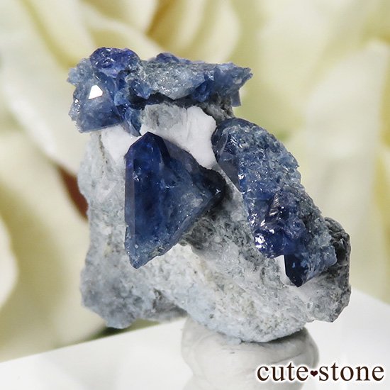 カリフォルニア産 ベニトアイトの母岩付き結晶（原石） 3g - cute stone -