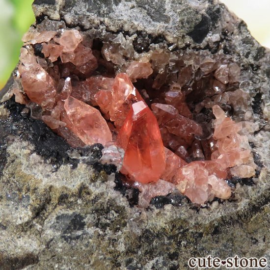 ペルー産 ロードクロサイト（インカローズ）の母岩付き結晶（原石