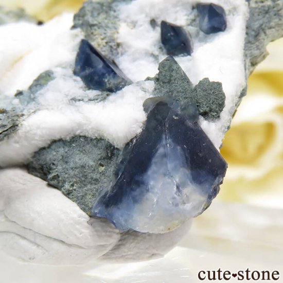 カリフォルニア産 ベニトアイト＆ネプチュナイトの母岩付き結晶（原石 