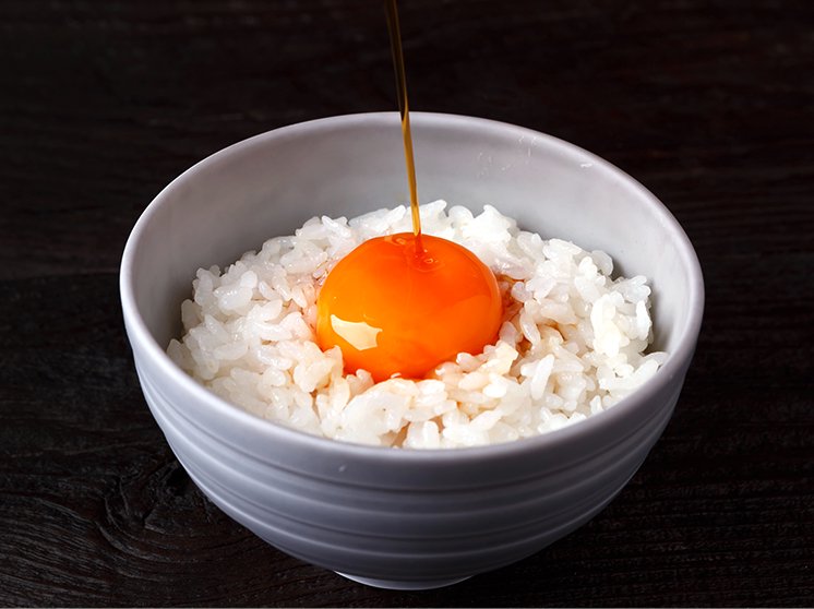 酢重の卵かけ醤油をあつあつのご飯にかけるイメージ画像