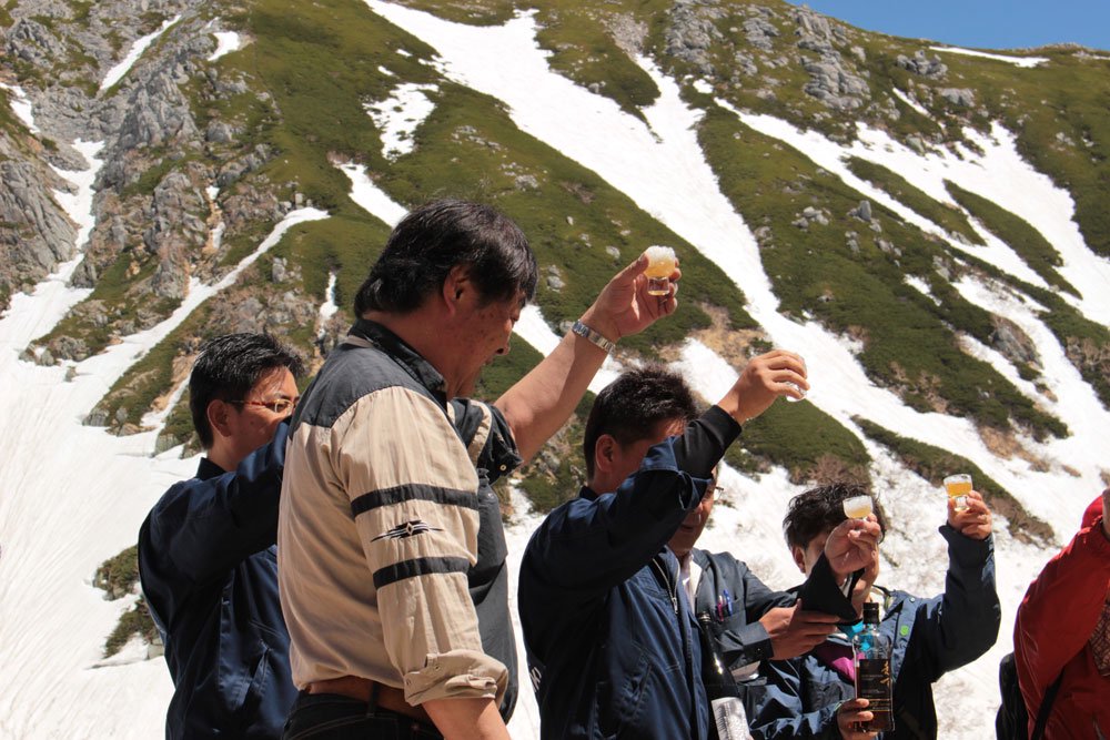 雪中貯蔵酒「冬風の魔法」を中央アルプス駒ケ岳より掘り起こしの様子