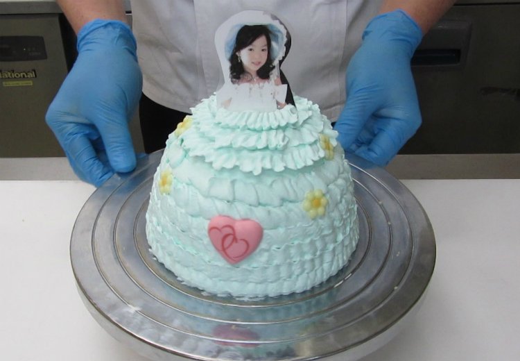 プリンセスケーキ 写真パネル付き はバースデーにおすすめのケーキで通販で承っております