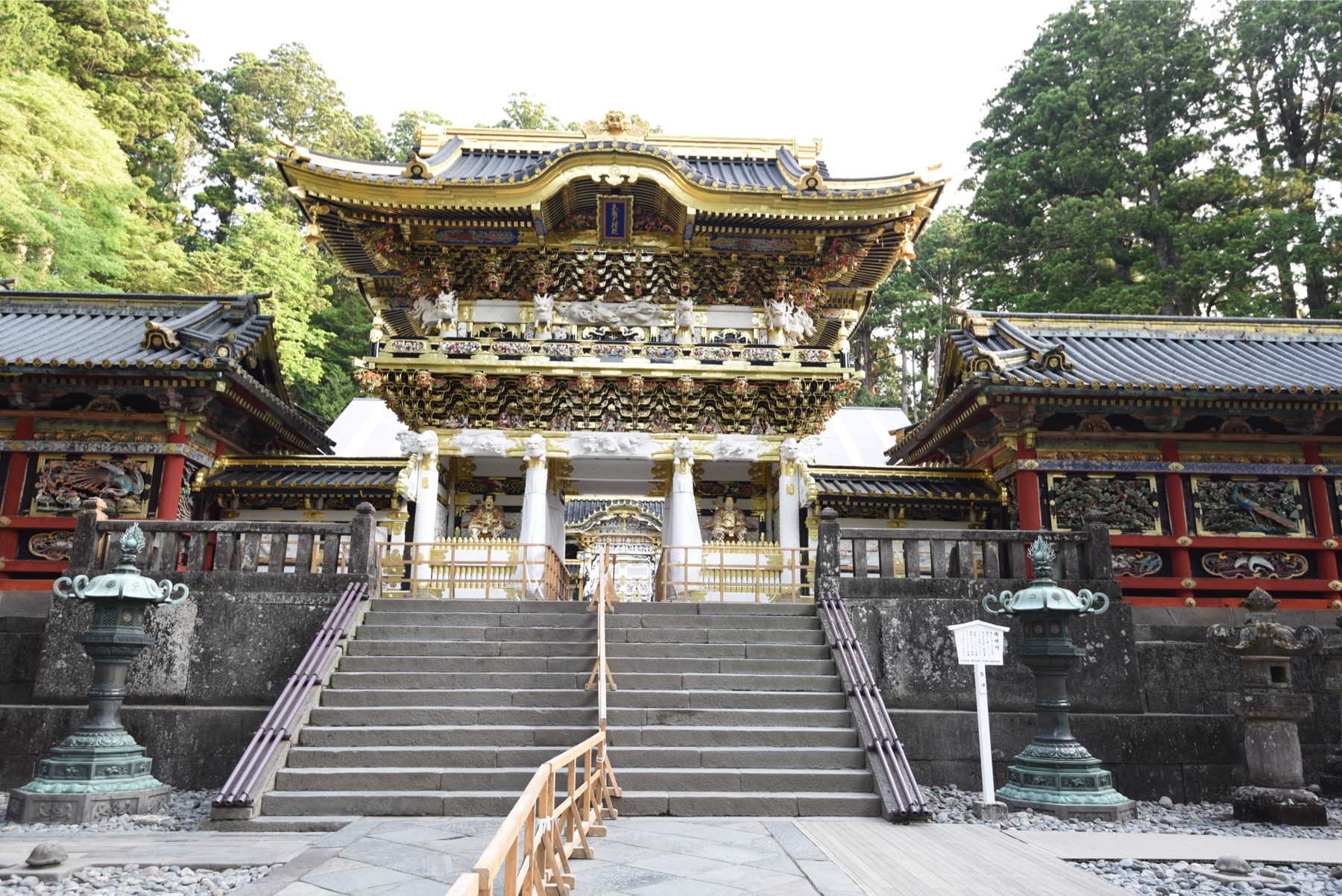 平成29年3月に修復が完成した日光東照宮・国宝「陽明門」にも日本産光琳漆が使用されています。