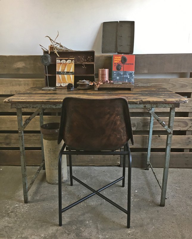 ヴィンテージ家具と雑貨に、本革の椅子をプラス。シックにちょっと知的にマイスペースを作る、テン・ティン・ドアーズのインテリアコーディネート例。
