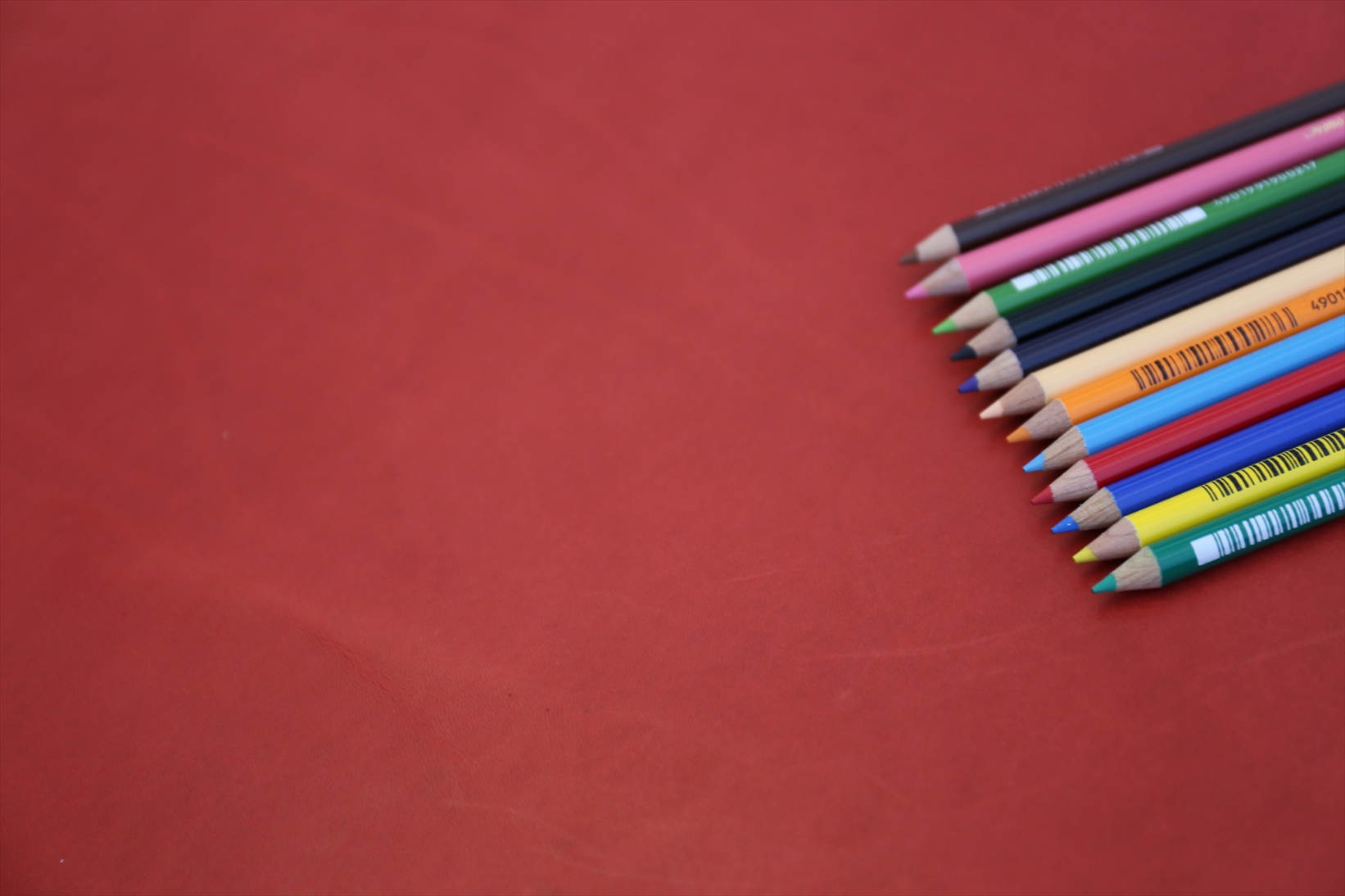 ピット層鞣し本ヌメ革　染料仕上げ　赤｜色鉛筆比較画像1｜革販売の和乃革