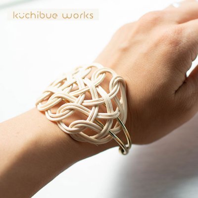 Kuchibueworks クチブエワークス 軽くて丈夫な素材のリーフラタンバングル レディース 洋服 女性 アクセサリー 北欧雑貨とハンドメイド雑貨の通販専門店 Okayu Labo