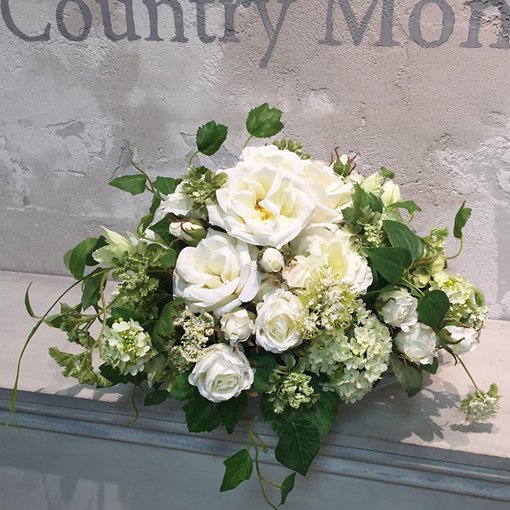 白のバラとグリーン大きな高級造花のテーブルフラワーアレンジメント カントリーマム オンラインショップ 相澤紀子 プリザーブドフラワー アーティフィシャルフラワーの通販