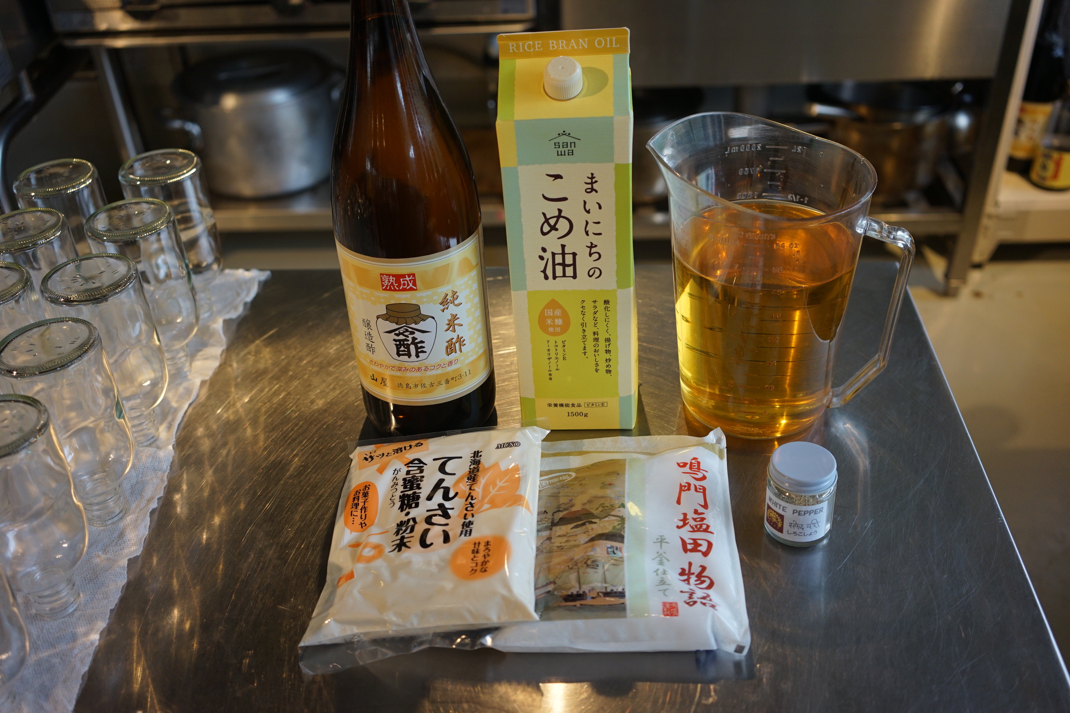 地元で作られた純米酢と塩、無添加で原材料にこだわった調味料