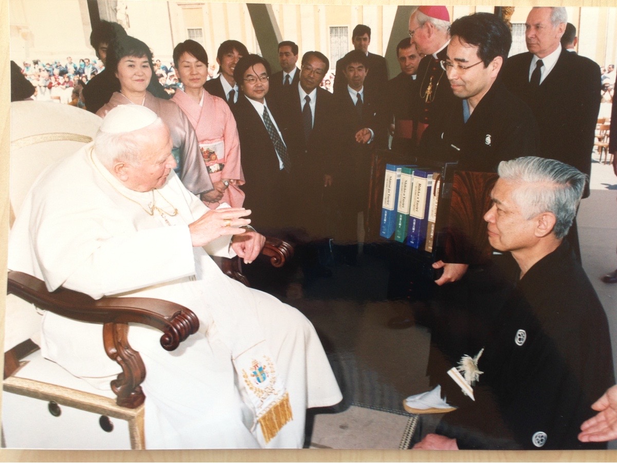 2004年4月29日、山浦玄嗣さんをはじめとするケセン遣欧使節団一行の特別謁見風景