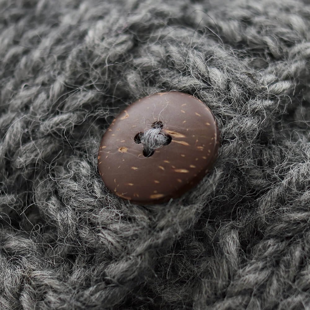 羊毛100%　手編みウールニット ボタンベスト